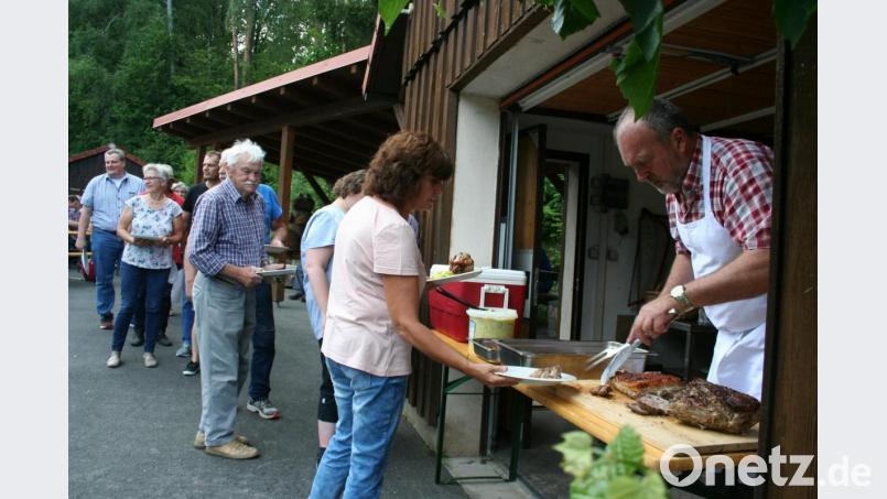&quot;Zum Essenfassen angetreten&quot; könnte der Titel dieses Fotos lauten. &quot;Wolln`s an Haxen, a` Ripperl, an Krustenbraten mit oder ohne Soß` oder möchten`s von allem etwas?&quot; Reinhard Gietl als Grillmeister die Ruhe selbst, verteilte je nach Wunsch seine Spezialitäten. Bild: gpa