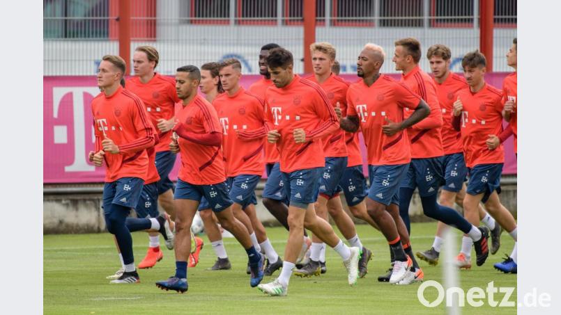 Trainingsauftakt bei den Bayern am Montag: Auf dem Transfermarkt tun sich die Münchener weiter schwer. Bild: Matthias Balk/dpa