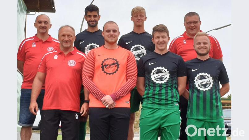 Die Neuzugänge des TSV Tännesberg: (vorne von links) Martin Kindler (Physiotherapeut), Lukas Mika (Tschechien), Benjamin Maier (Neunburg), Sandro Hammer (Rückkehrer aus Schwarzhofen); (hintere Reihe von links) Trainer Wolfgang Stier, Devrilen Oktay (SpVgg Weiden II), Adam Kolar (Tschechien), Abteilungsleiter Sven Stock. Bild: Erich Spickenreither