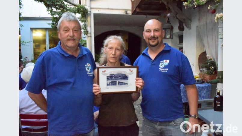 Horst Pirner und Stefan Vogl übergeben der Wirtin Ursula Domaischel eine Urkunde zur 110-jährigen Vereinslokal-Feier Bild: wku