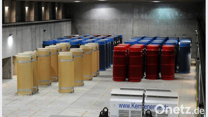 Behälter mit hoch radioaktiven Abfällen und einige Transporthauben stehen im Transportbehälterlager im atomaren Zwischenlager. Bild: Julian Stratenschulte/dpa