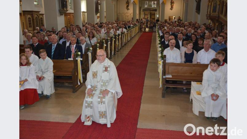 In der Mitte der Stadtpfarrkirche lauschte Stadtpfarrer Anton Witt der Predigt zu seinem Priesterjubiläum. Bild: jr