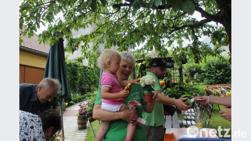 Kleiner Knirps mit großem Glück! Das Los der kleinen war ein Gewinn in Form einer Hortensie. Die Oma freut sich mit dem Glückskind. Bild: ads