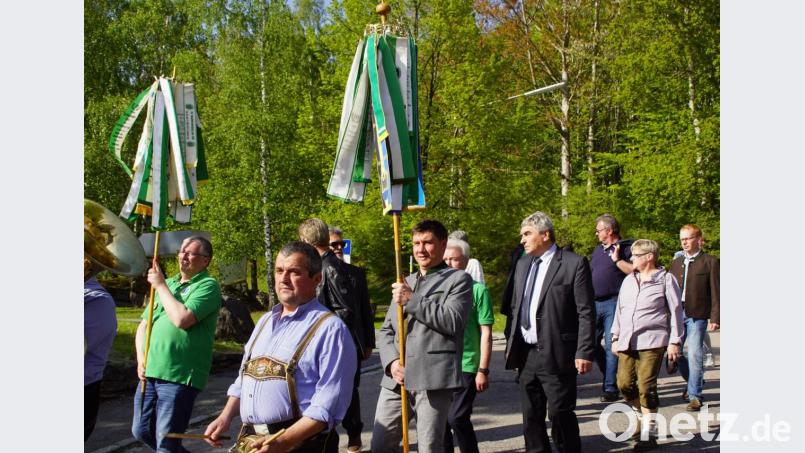 Helmut Kiesl (links) trug bei den Festlichkeiten den Wimpel des OWV Stadlern, Bürgermeister Gerald Reiter (Mitte) marschierte mit dem Wimpel des Hauptvereins beim Marsch zur MMM-Kantine mit. Bild: mmj