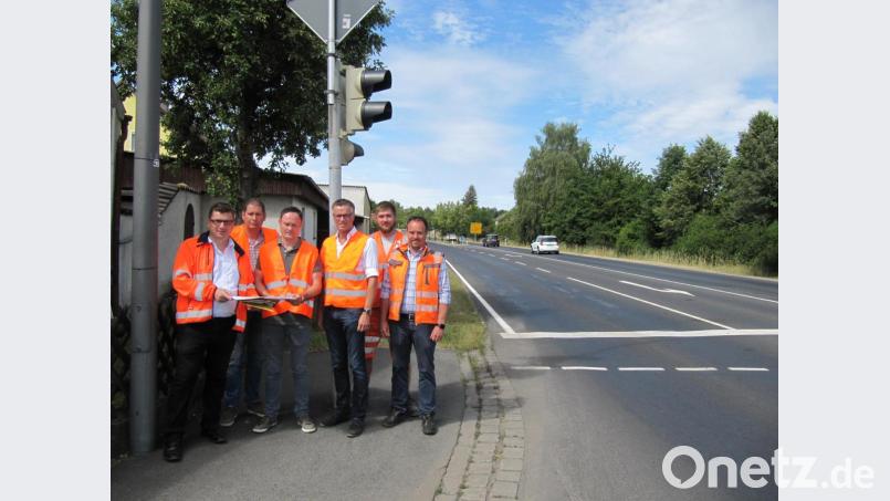 Bauoberrat Stefan Noll (links) bespricht mit Stefan Weiß vom Staatlichen Bauamt, Bürgermeister Hermann Falk, Florian Müller und Stefan Schiedlofsky von der ausführenden Baufirma Markgraf vor Ort die Sanierung der Ortsdurchfahrt der B 14 in Hirschau. Bild: fg