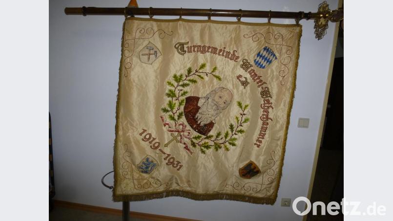 Die alte Fahne der TSG von 1933,- sie zeigt Turnvater Jahn-, existiert noch und ist beim Hauptvereinschef Werner Windisch in guter Verwahrung. „Wir wollen sein ein einig Volk von Brüdern. In keiner Not uns trennen und Gefahr“ steht auf der Rückseite. Dieser Leitspruch war ein Ausfluss des Ersten Weltkriegs. Bild: bk