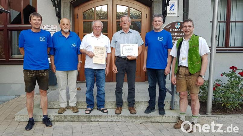 Die Kegelclub Blau-Weiß-Vorsitzenden Heinrich Forster (links) und Wolfgang Bergmann (Zweiter von rechts) ehren die Gründungsmitglieder Alois Schweigl und Reinhold Grötsch (Dritter und Vierter von links) und danken Ehrenmitglied Günther Eckl (Zweiter von links) für seine Arbeit. Dazu gratuliert Bürgermeister Hermann Ach (rechts). Bild: gi