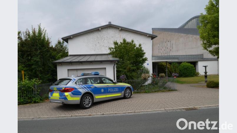 Mal nur mit einem, mal mit mehreren Fahrzeugen war die Polizei am Sonntag in Pirk unterwegs, nachdem vermutlich zwei Einbrecher während des Gottesdienstes am Vormittag Pfarrbüro und Pfarrhaus heimgesucht hatten. Bild: fz