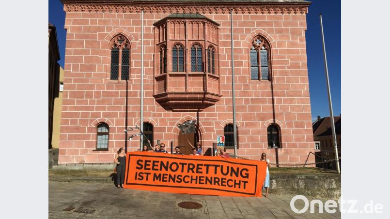 Vor dem Rathaus zeigten Verdi, Punk, der Jugendclub Bureau und die Verdi-Jugend am Aktionstag von „Seebrücke – Schafft sichere Häfen“ ein Zeichen für Seenotrettung von Flüchtlingen. Bild: exb