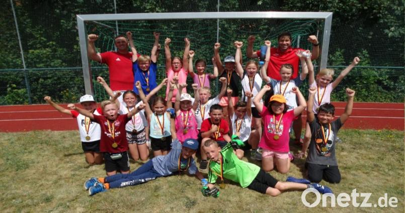 Beim „Sepp-Herberger-Tag“ an der Mariengrundschule gehörte natürlich auch ein Fußballturnier dazu. Im Bild die erfolgreichen Mannschaften bei der Siegerehrung. Bild: hä