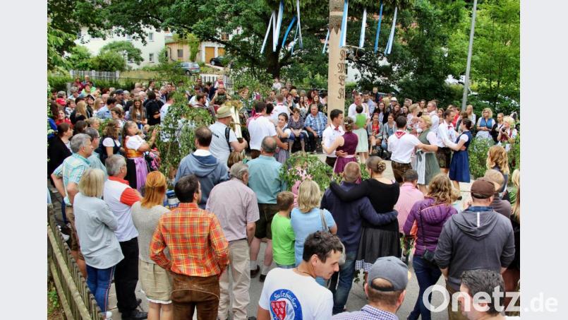 Viele Gäste warten gespannt darauf, wer das Oberkirwapaar 2019 wird. Bild: ds