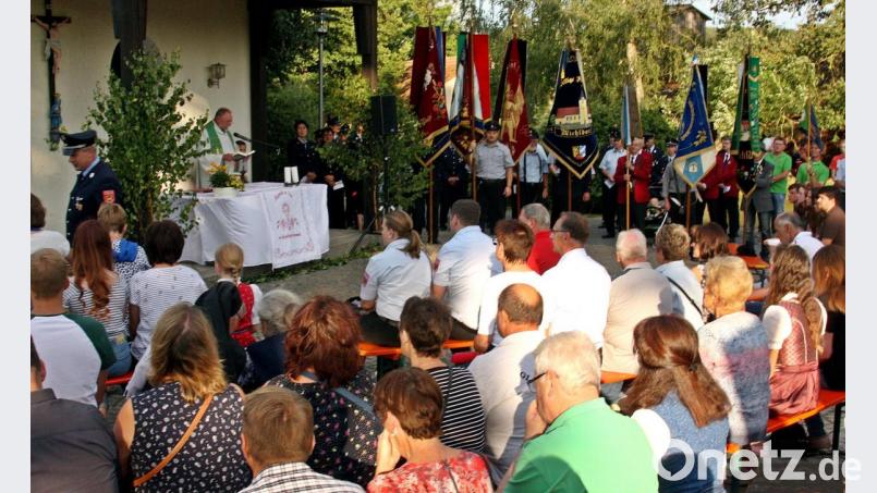 Vor der Kirche feierten die Besucher und Gäste Gottesdienst mit Pfarrer Alfons Forster. Danach war Geselligkeit groß geschrieben bei der Engleshofer Kirchweih. Bild: zer
