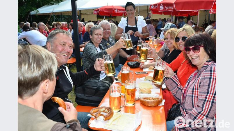 Während die Gäste in Jacken der kühlen Witterung trotzen, zeugen die kurzen Ärmel bei den Bedienungen von pausenlosem Einsatz. Bild: fjo