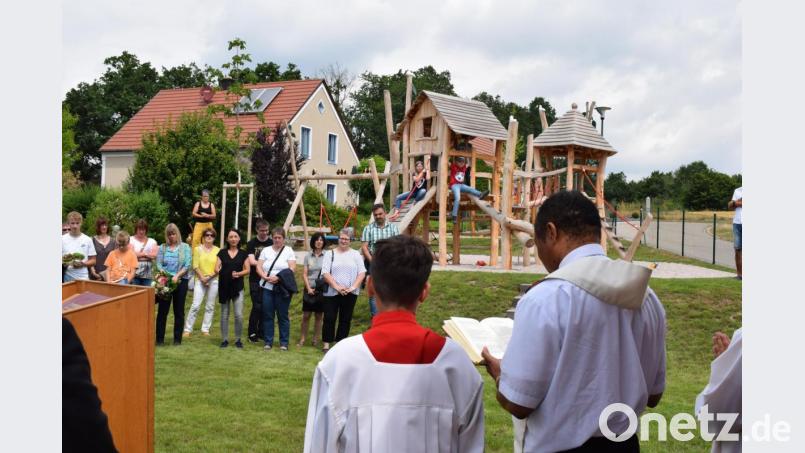 Pfarrer Cyprian Anyanwu segnete den neuen Spielplatz, der ein Schmuckstück im Baugebiet Klingerweiher darstellt. Bild: bnr
