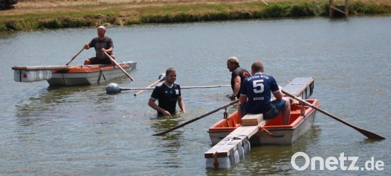 Beim Fischerstechen war Standfestigkeit gefragt. Mitunter gingen aber auch beide „Fischer“ baden. Bild: lk