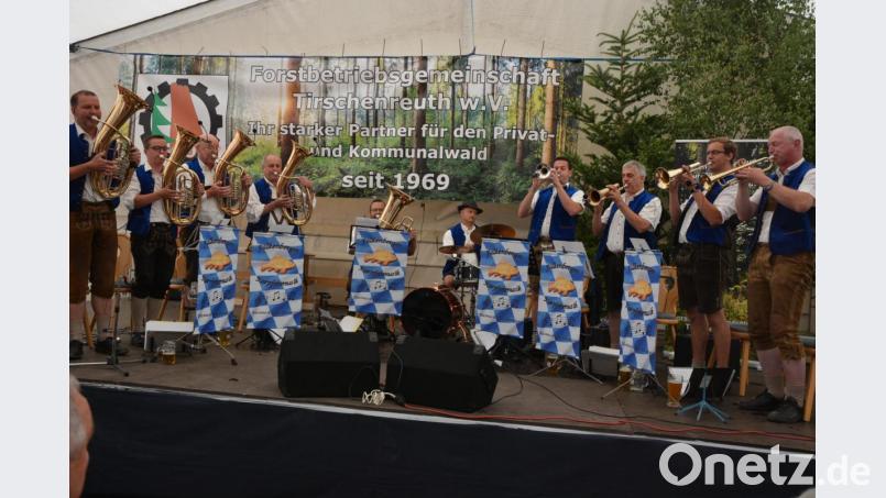 Die „Falkenberger Karpfenmusik“ spielte am Sonntagnachmittag im Festzelt auf. Bild: jr