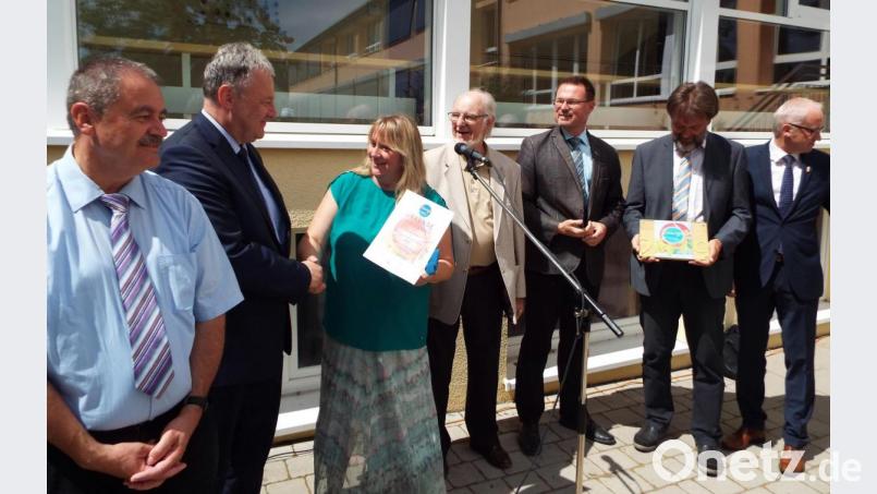 Zertifikatsübergabe von Landrat Reisinger (Zweiter von links) an Maria Lösch-Ringe, im Beisein der Bürgermeister Peter Dotzler (links), Bernhard Lindner (rechts) sowie (ab Vierter von links) Manfred Klemm, Florian Junkes und Rektor Heinz Meinl. Bild: e