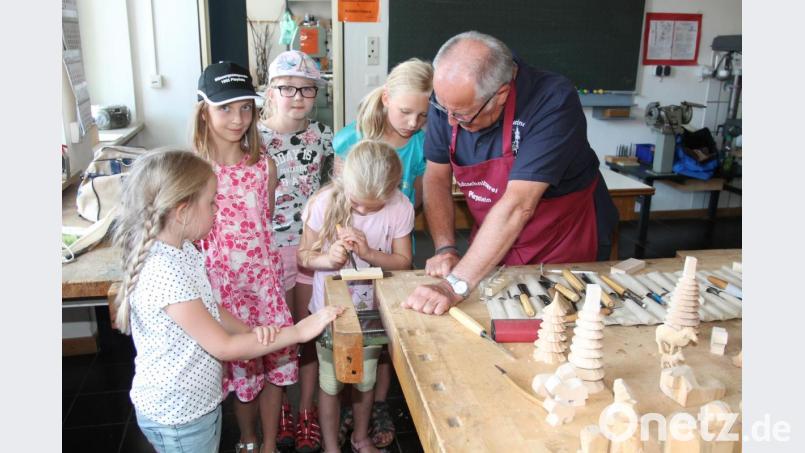 Handwerkliches Geschick ist bei den Pleysteiner Holzschnitzern ein Muss. Bild: pi