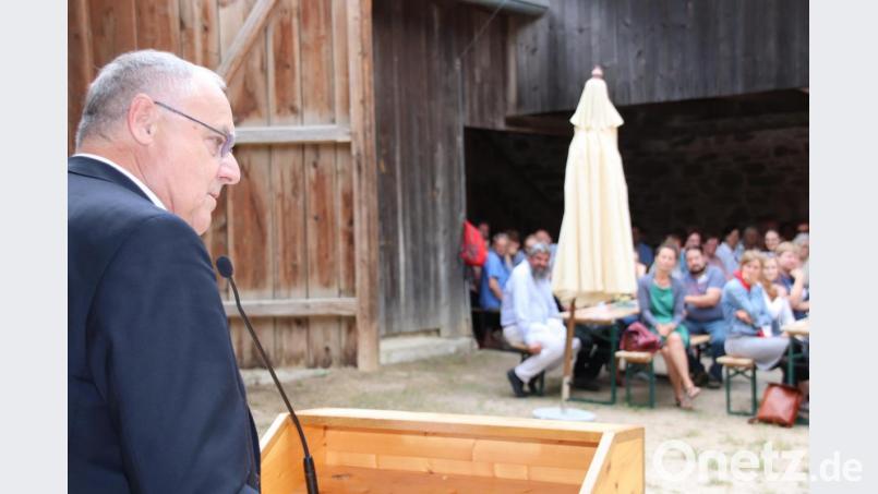 Bezirkstags-Vizepräsident Lothar Höher (Weiden) begrüßte im Denkenbauernhof des Freilandmuseums Neusath die Teilnehmer am 20. Bayerischen Museumstag. Bild: Thomas Dobler