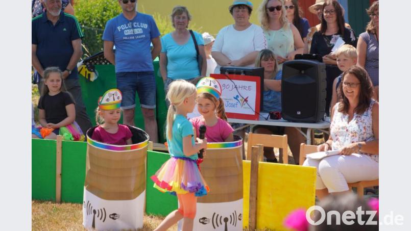 Die beiden &quot;Alexas&quot; Lea Graf und Lea Grünauer (beide mit Kappen in den Tonnen) Bild: fvo