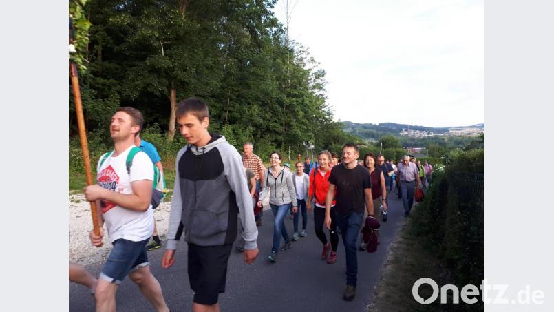 Die Wallfahrtsgruppe der Pfarrei Großschönbrunn zieht zum Mariahilfberg nach Amberg. Bild: jud