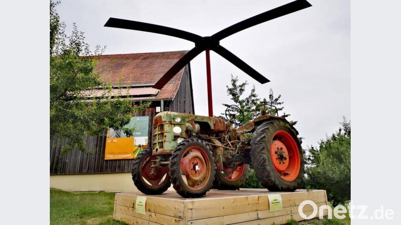 Vor dem Ausstellungsgebäude der Sonderausstellung „Utopie Landwirtschaft“ fällt der große Hubschrauber-Bulldog ins Auge. Bild: Thomas Dobler