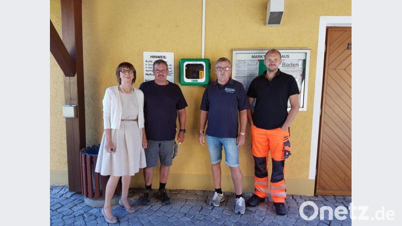 Am Durchgang im &quot;Haus Bäckeröd&quot; hängt nun ein Defibrillator, mit dem sich Bürgermeisterin Margit Kirzinger, Albrecht Müller, Arthur Aizetmüller und Bernhard Zenk junior (von links) vertraut machen. Bild: fjo