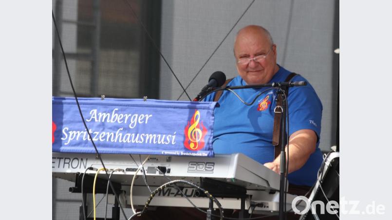 Für die musikalische Unterhaltung sorgt stilecht die Amberger Spritzenhausmusi. Bild: mfh