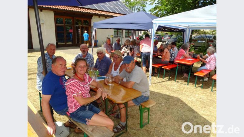 Unter den Gästen des Sommerfestes der Soldatenkameradschaft 1897 Weiden begrüßte Vorsitzender Ferdinand Sabathil (Vierte von links) auch Horst Embacher vom Bezirk. Bild: Dobmeier