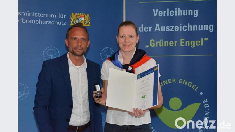 Umweltminister Thorsten Glauber übergibt Angela Wiesnet von der Wasserwacht Hahnbach den „Grünen Engel“. Bild: Umweltministerium