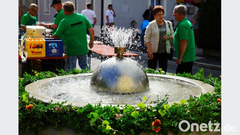 Rund um den Springbrunnen in der Pfarrgasse feiert die Siedlergemeinschaft ihr Brunnenfest. Bild: JOCHEN NEUMANN 
ERBENDORF
