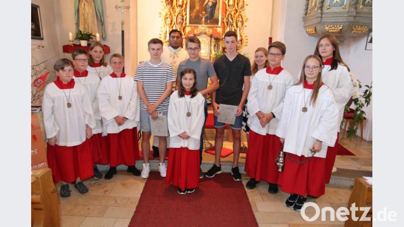 Emilie Bauer (vorne, Mitte) ist als neue Ministrantin aufgenommen worden. Nico Schloßer, Martin Meiller und Florian Ruidisch (in Zivilkleidung von links) haben ihren Dienst beendet. Bild: ral