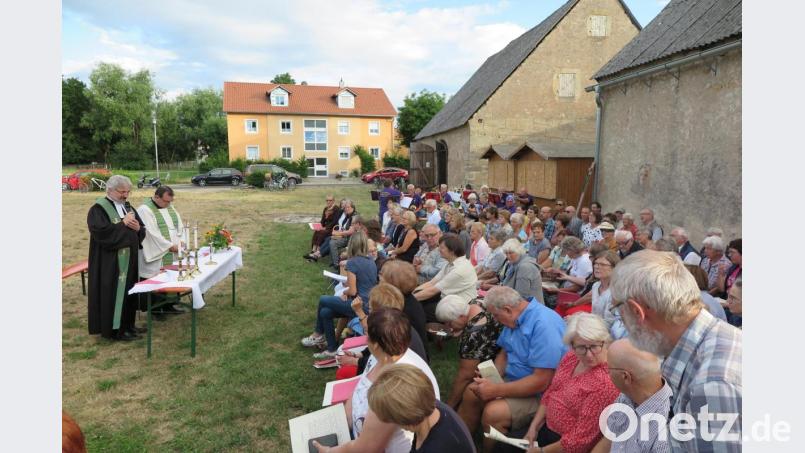 Auf dem Eisweihergelände zelebrierten die beiden Geistlichen Dirk Grafe und Konrad Amschl (von links) den ökumenischen Gottesdienst. Bild: jzk