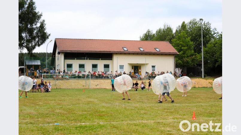 Höhepunkt am späten Nachmittag war das Bubble-Ball-Turnier. Bild: njn