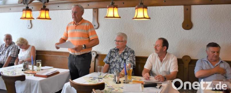 Der deutsche DAGA-Präsident Helmuth Wächter (stehend) informiert die Mitglieder in der Jahreshauptversammlung des Deutsch-Amerikanischen Gemeinsamen Ausschusses über das vergangene und zukünftige Deutsch-Amerikanische Volksfest. Bild: rgr