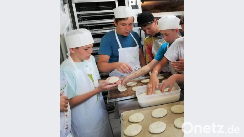 Schüler begreifen Lebensmittel mit allen Sinnen. Bild: soj
