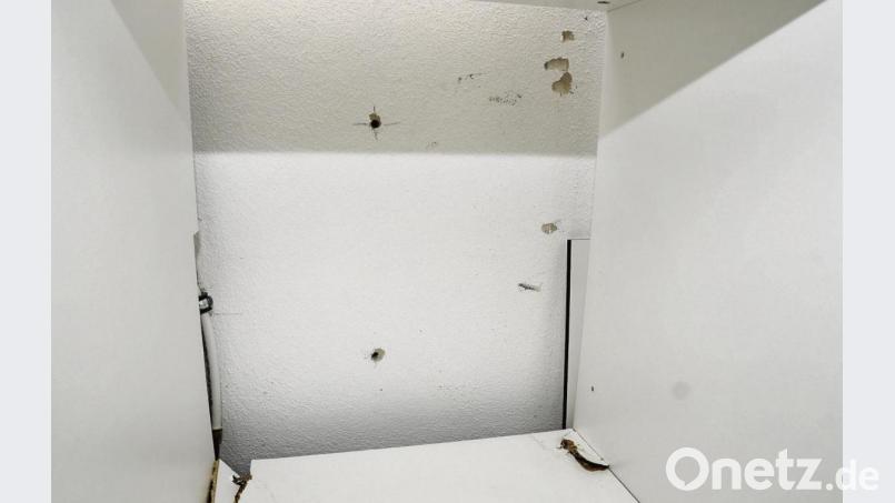 Aus einem Schrank in einem Nebenraum der Kasse rissen die Einbrecher einen Tresor heraus. Bild: Petra Hartl