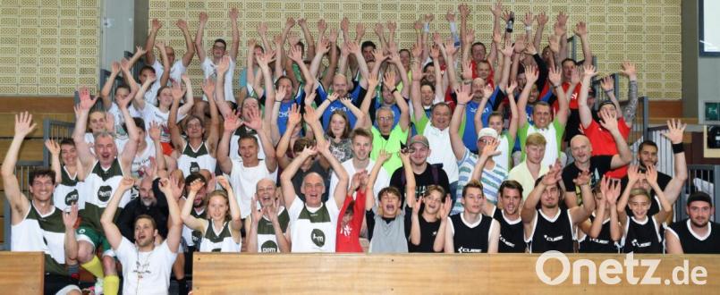 Die Teilnehmer haben sichtlich Spaß beim PPM-Cup. Rund 90 Basketballer gehen bei der zweiten Auflage des Firmenturniers der Neustädter Basketballer auf Korbjagd. Bild: Tobias Schwarzmeier