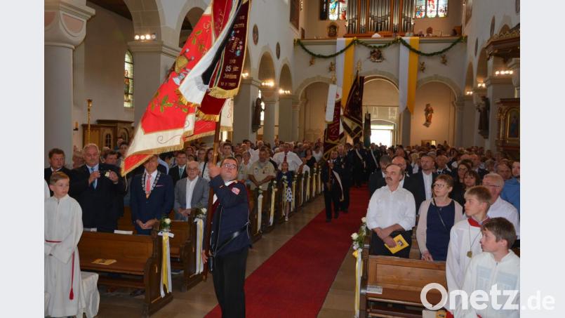 Der Einzug der Vereine mit ihren Fahnen in die Stadtpfarrkirche. Bild: jr