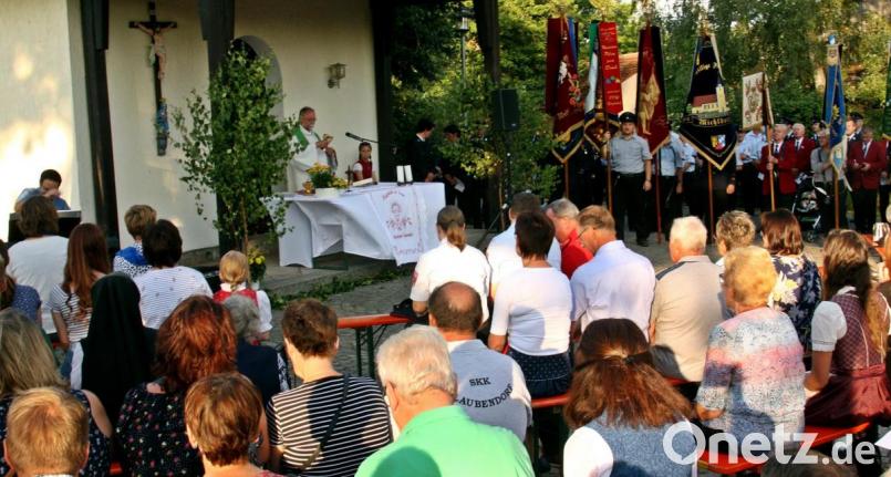 Vor der Kirche feierten die Besucher und Gäste Gottesdienst mit Pfarrer Alfons Forster. Danach war Geselligkeit groß geschrieben bei der Engleshofer Kirchweih. Bild: zer