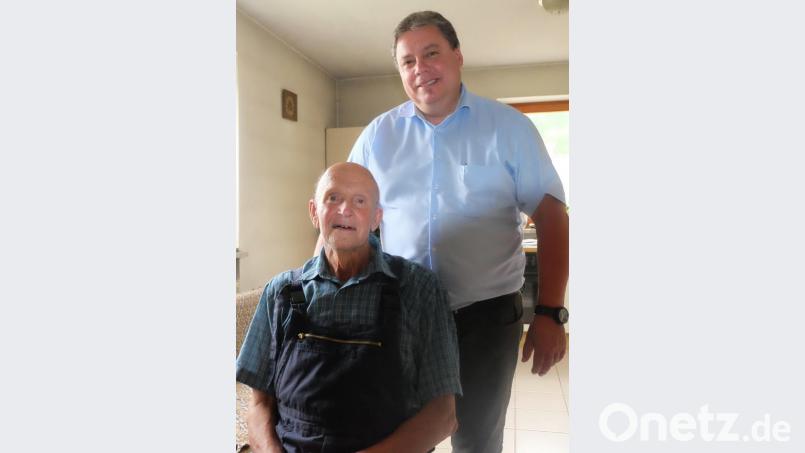Johann Hierl (sitzend) beging kürzlich seinen 80. Geburtstag. Bürgermeister Hans Gradl überbrachte die Glückwünsche im Namen der Gemeinde Schwarzach. Bild: ohr