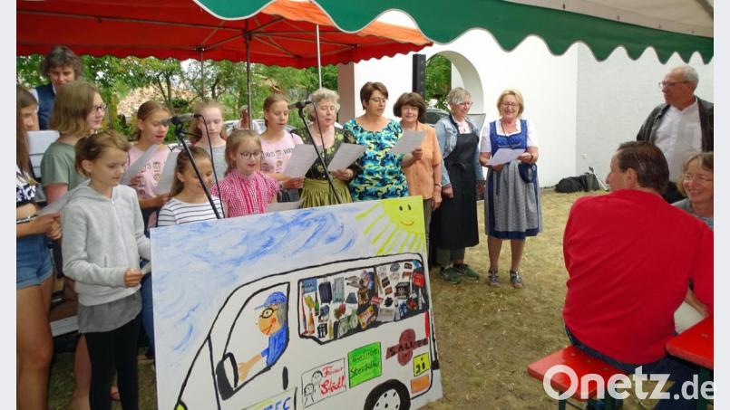 „Da ist euch eine Überraschung gelungen“, sagte der evangelische Pfarrer Hans-Peter Pauckstadt-Künkler (rechts), als er das Lied „Ein Dankeschön“ hörte und das gemalte Bild mit dem Gemeindebus sah. Bild: Dobmeier