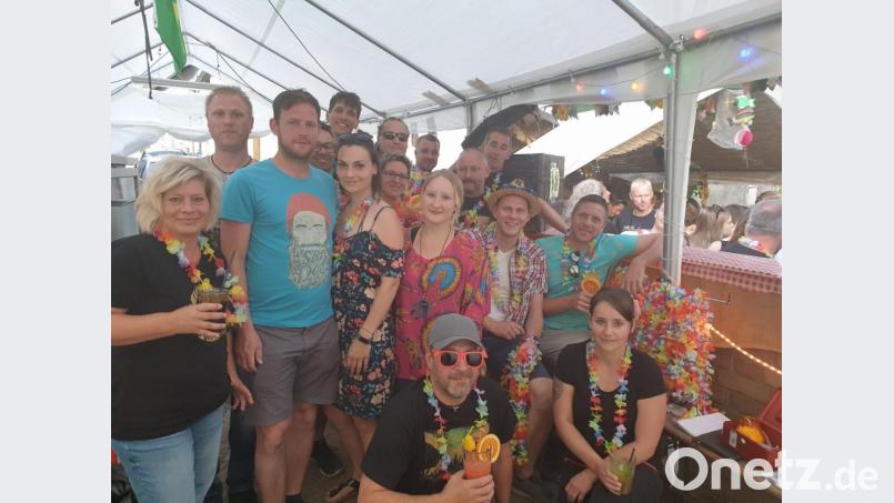 Das Team hinter der Bar bewirtet die Gäste mit Cocktails. Bild: jub