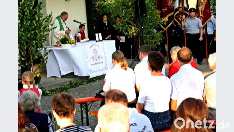 Vor der Kirche feierten die Besucher und Gäste Gottesdienst mit Pfarrer Alfons Forster. Danach war Geselligkeit groß geschrieben bei der Engleshofer Kirchweih. Bild: zer