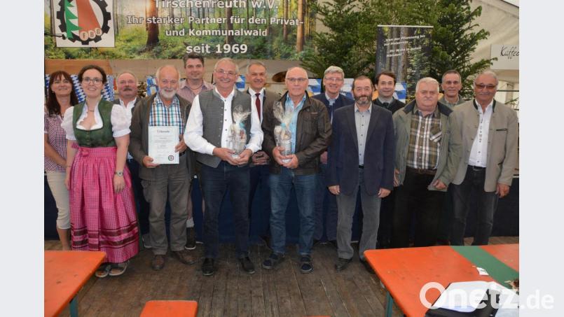 Ausgeschiedene Vorstandsmitglieder ehrte die Forstbetriebsgemeinschaft Tirschenreuth bei ihrem Jubiläumsfest. Im Bild (von links) Mitarbeiterin Aurelia Haberkorn, Försterin Christina Scholz, Vorsitzender Johann Meister, Josef Zeitler, Geschäftsführer Wolfgang Beer, Karl Lindner, Bürgermeister Roland Grillmeier, Richard Bauer, Leitender Landwirtschaftsdirektor Wolfgang Wenisch, Gerhard Neubauer, Präsident Josef Ziegler, Johann Helm, Dirk Lüder (Bereichsleiter Forst) und Gregor Zölch. Bild: jr