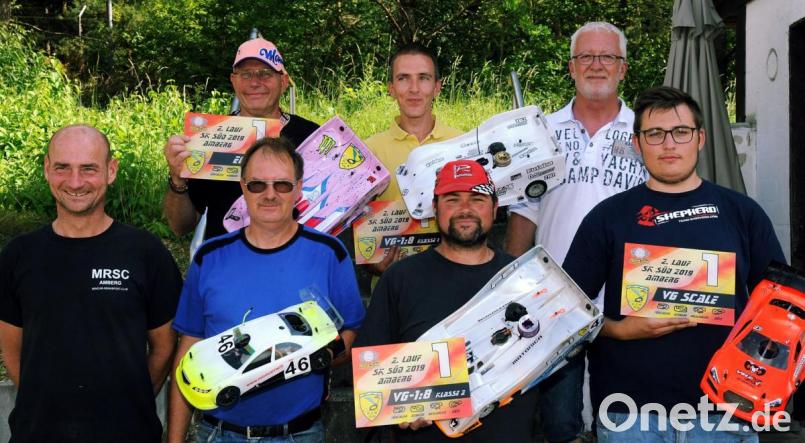 Die Sieger auf dem Mini-Speedway in Atzlricht (vorne von links): Bernhard Hummel, Uwe Schmidt, Markus Groß und Alex Dill. Hinten (von links): Klaus Lechner, Bastian Gramlich und Rennleiter Markus Wittmann. Bild: gf