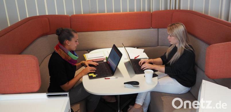 Arbeit im Würfel:Bei S@ON-Mitarbeiterinnen Julia Urban (links) und Lena Kraus denkt man nicht an Sparkasse. Bild: Bühner