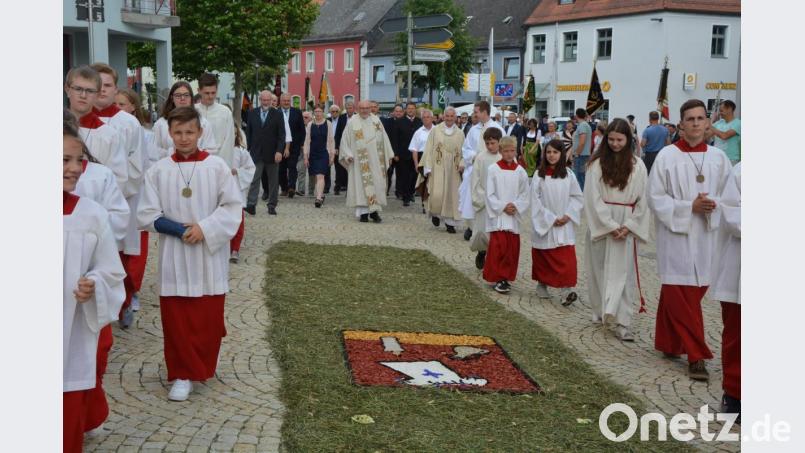 Einmarsch auf den Kirchplatz. Bild: jr