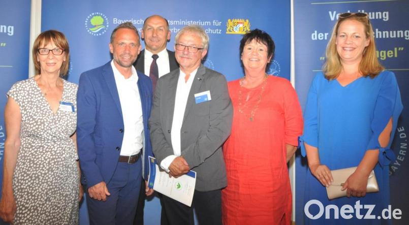 Toni Wolf (Dritter von rechts) erhält für sein beispielhaftes, ehrenamtliches Engagement im Naturschutz von Thorsten Glauber, Staatsminister für Umwelt und Verbraucherschutz (Zweiter von links) eine Urkunde und die Ehrennadel &quot;Grüner Engel&quot;. Dazu gratulieren stellvertretende Landrätin Margit Kirzinger (links), Bürgermeister Max Völkl (Dritter von links) sowie Tochter Teresa und Ehefrau Marlene (von rechts). Bild: es
