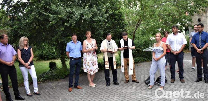 Die Geistlichen André Fischer und Bernhard Müller (Sechster und Siebter von rechts) segnen die neu eröffnete Logopädie-Praxis von Martina Neumüller (Vierte von rechts). Bild: rgr